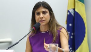 Camila Jara (PT-MS) cria PL que busca punir a disseminação de imagens falsas, conhecido como deepfake, contra as mulheres.